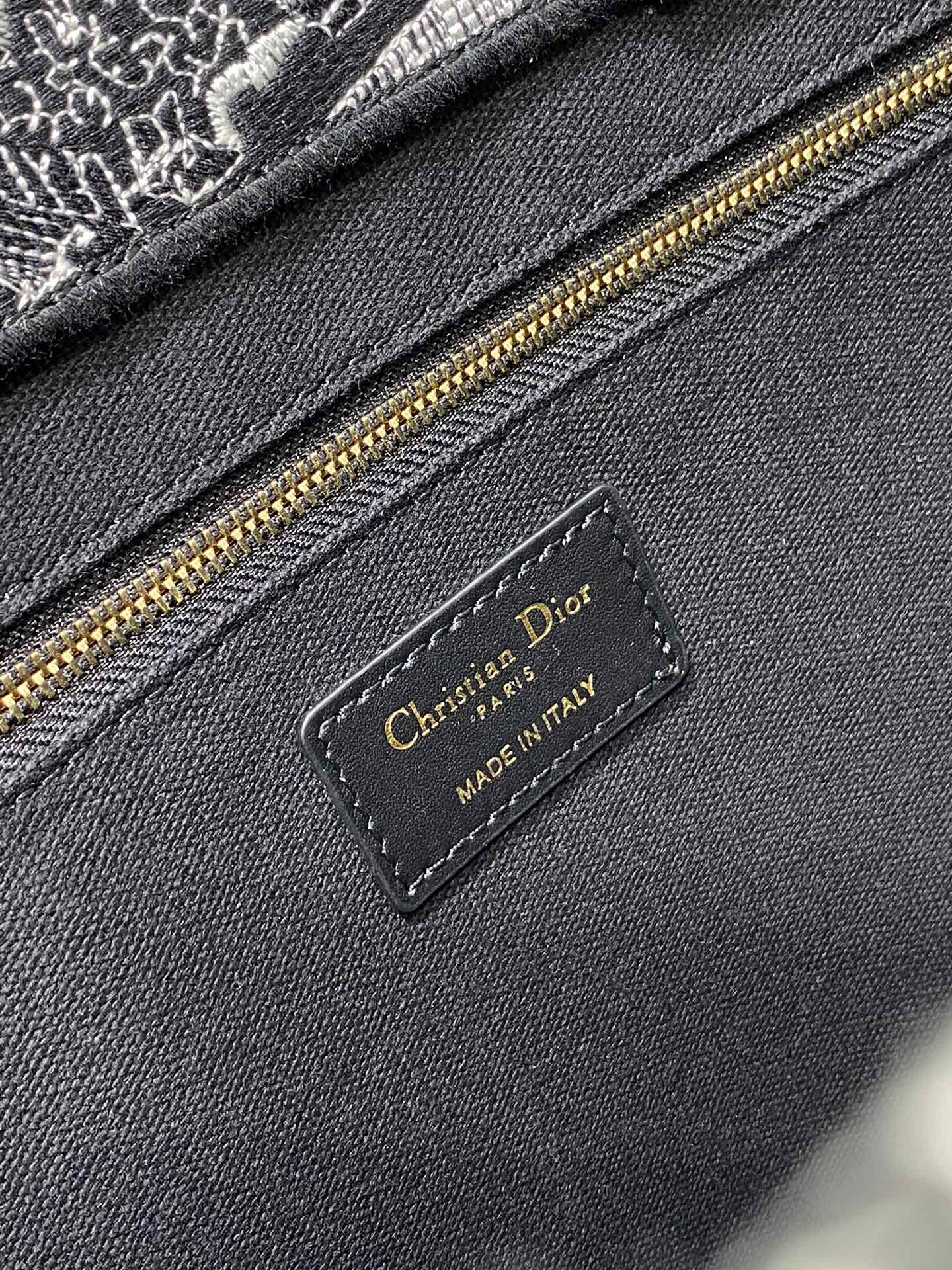 D10r Medium D10r Book Tote Black and White Plan de Paris Embroidery 36 x 27.5 x 16.5 cm