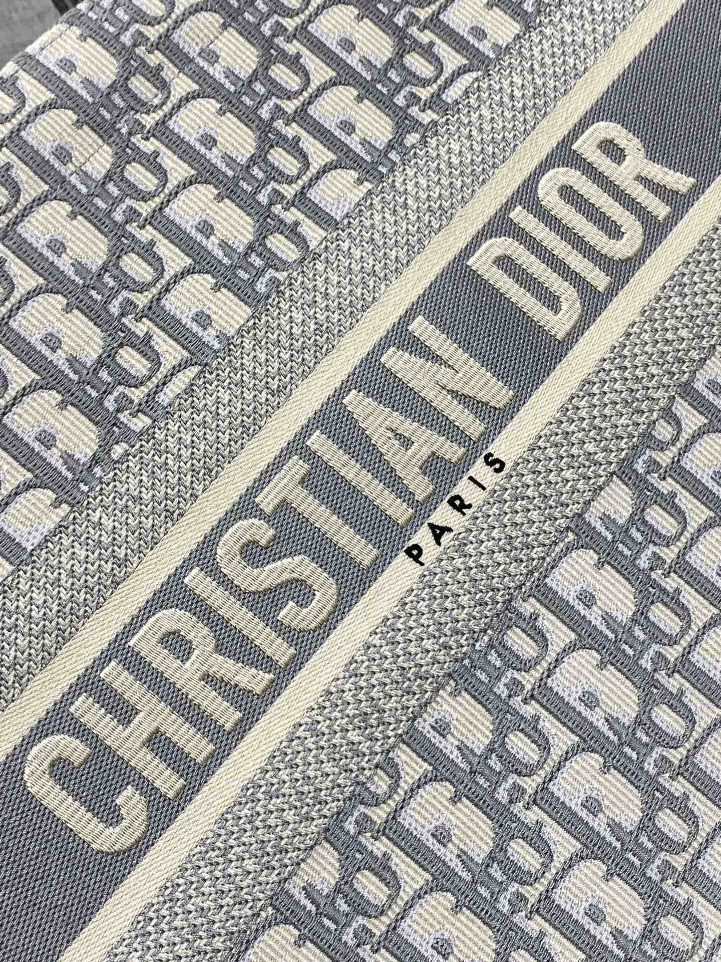 D10r Medium D10r Book Tote Gray D10r Oblique Embroidery and Calfskin 36.5 x 28 x 17.5 cm