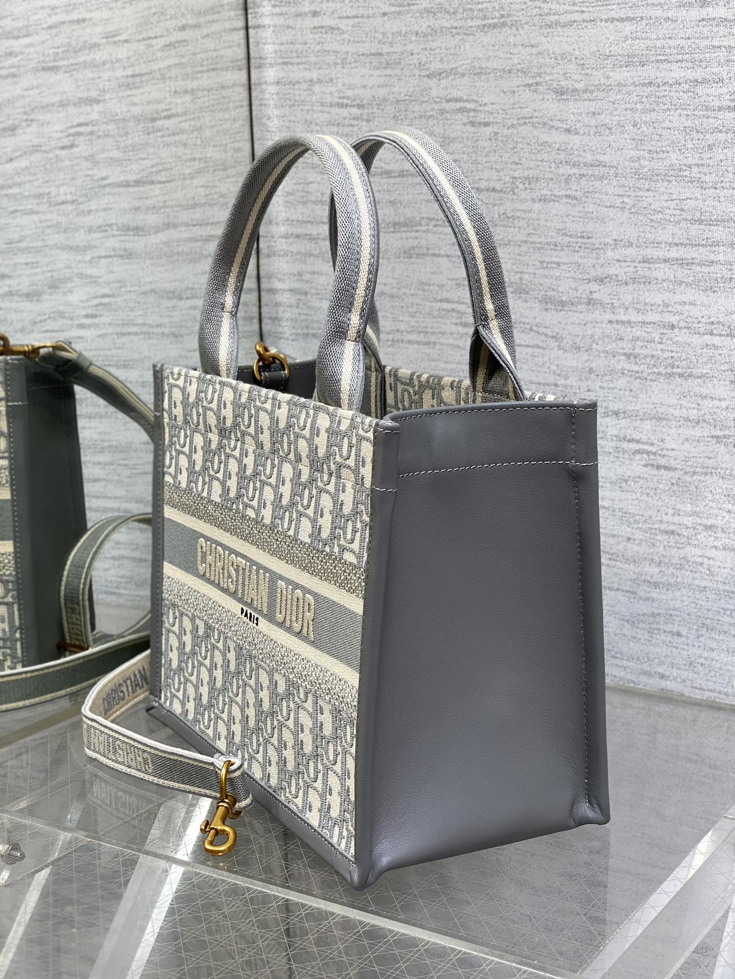 D10r Small D10r Book Tote Gray D10r Oblique Embroidery and Calfskin 26.5 x 21 x 14 cm