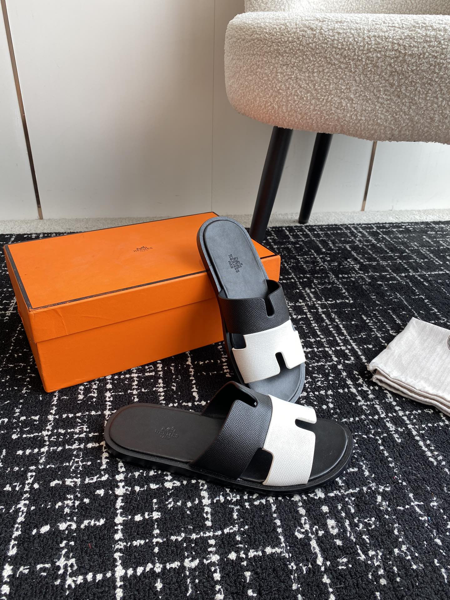 UA H**me5 Izmir sandal