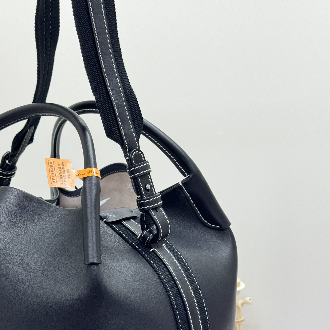 L0r0 P1ana Large Bale Bag Smooth Calfskin 24 x 20 x 27 cm