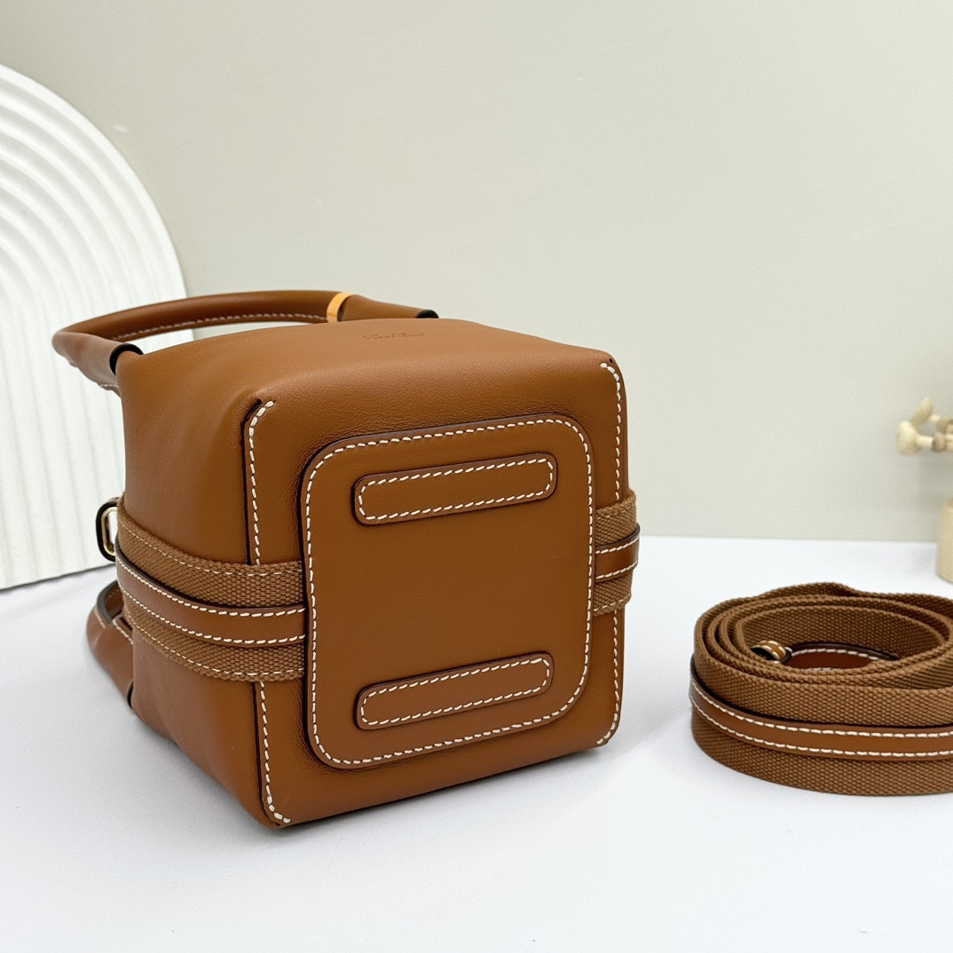 L0r0 P1ana Micro Bale bag Smooth Calfskin 23 x 16 x 14 cm