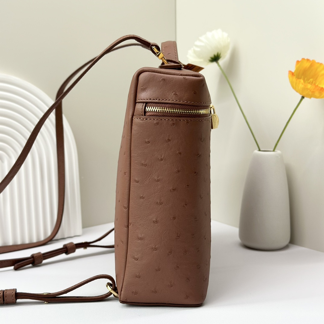 L0r0 P1ana Extra Pocket backpack L23.5 Ostrich-grained Leather 23 x 21 x 8 cm
