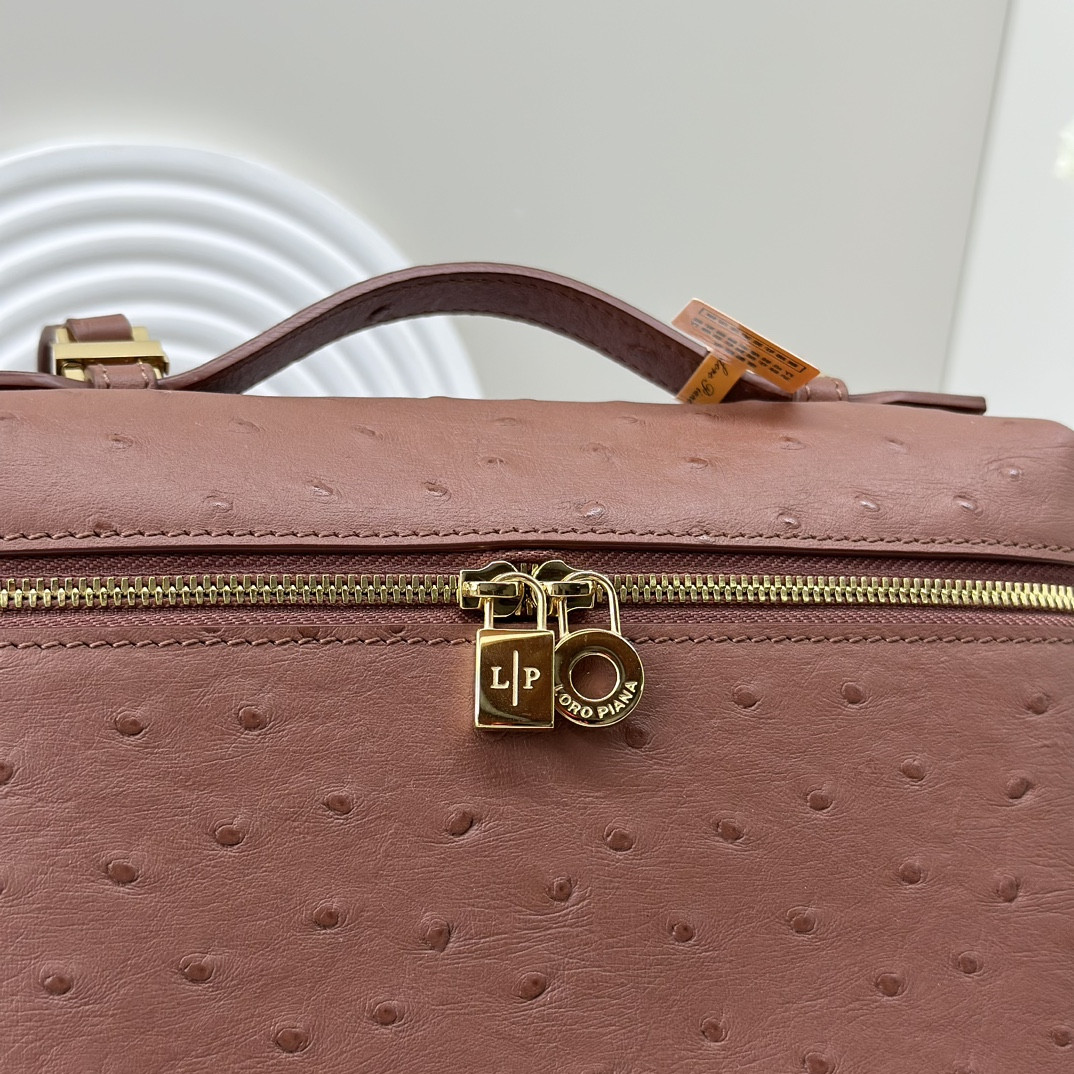 L0r0 P1ana Extra Pocket backpack L23.5 Ostrich-grained Leather 23 x 21 x 8 cm