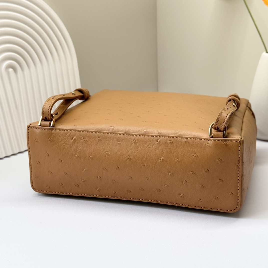 L0r0 P1ana Extra Pocket backpack L23.5 Ostrich-grained Leather 23 x 21 x 8 cm