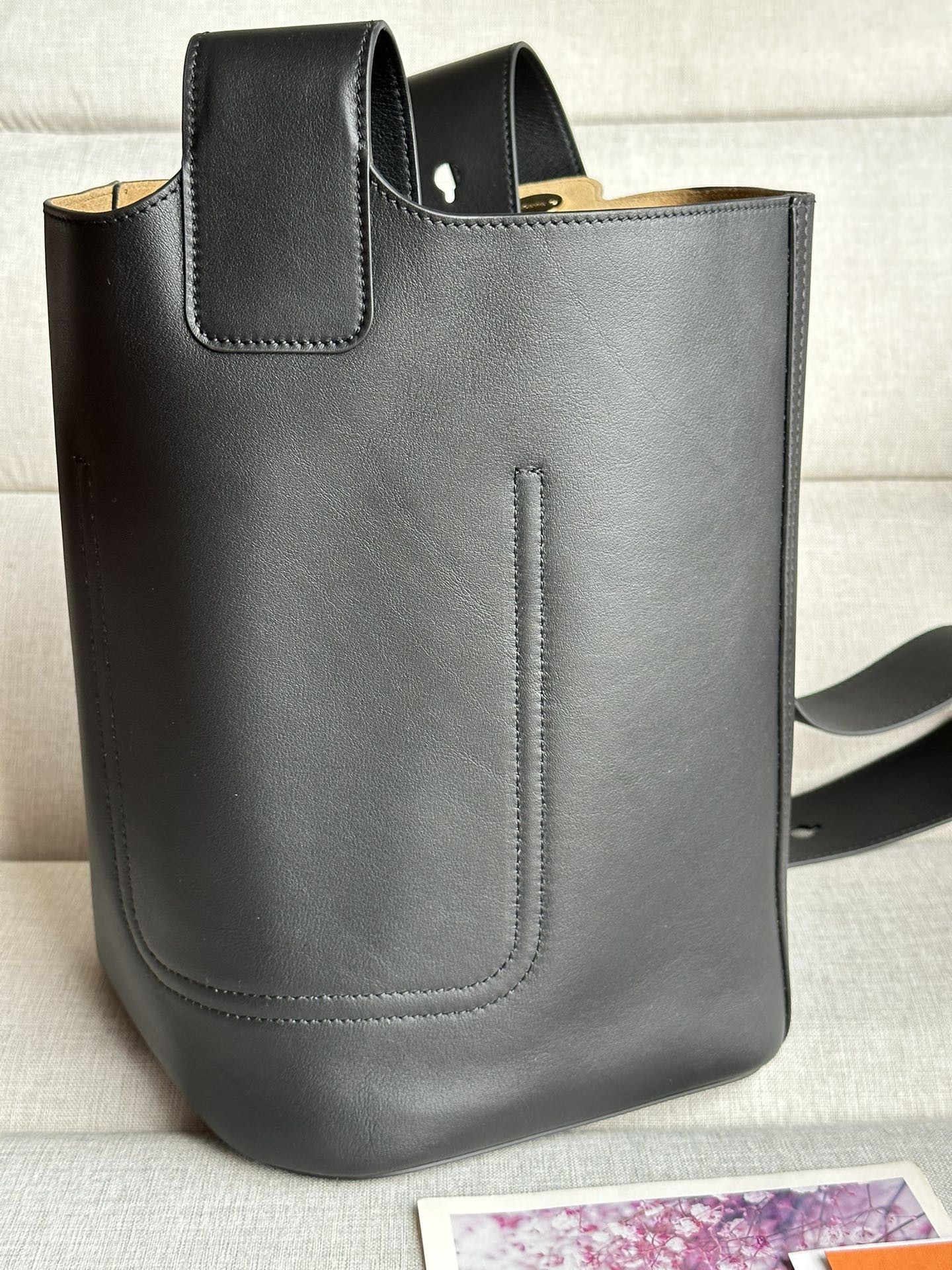 L0ew* Medium Pebble bucket in mellow calfskin 24.5x23.5x28cm