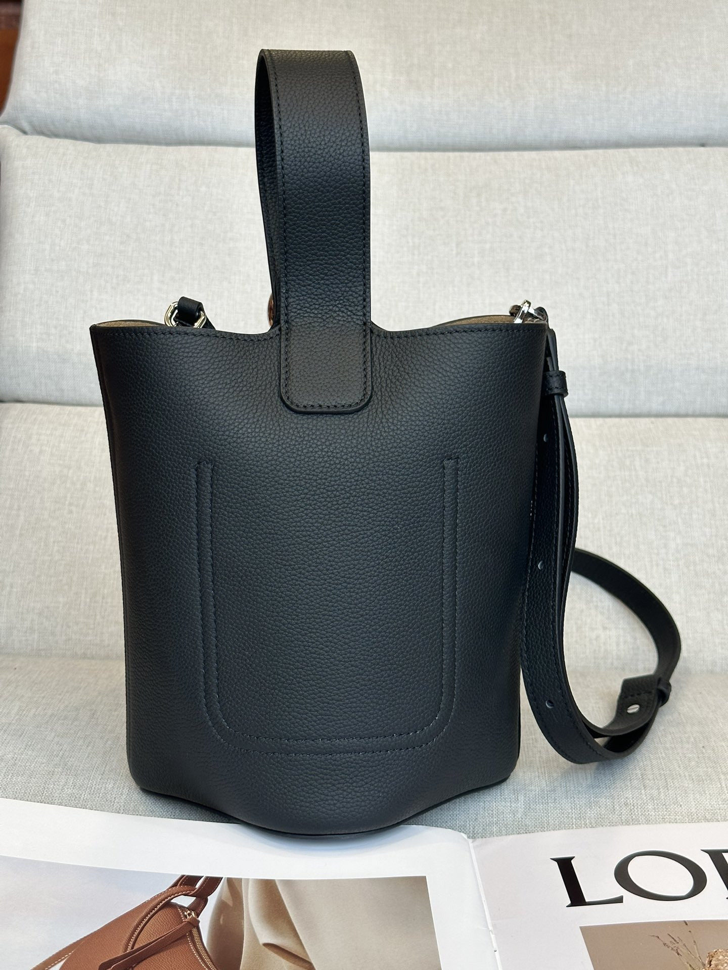 L0ew* Mini Pebble bucket in mellow calfskin 19.5x16x16cm