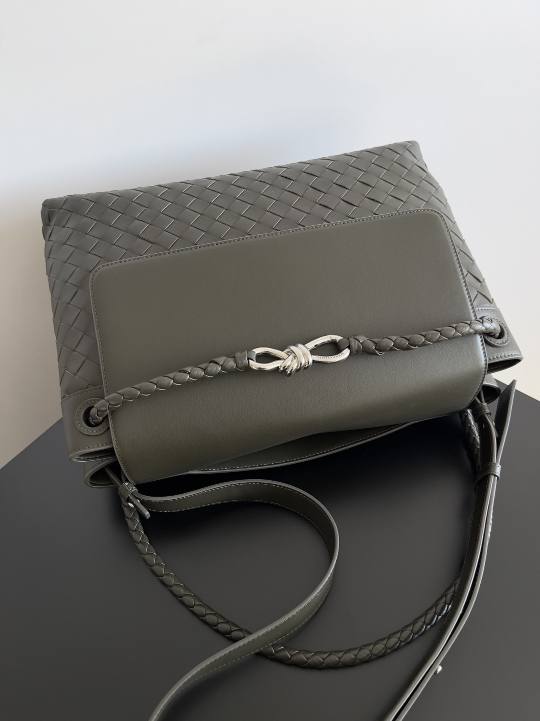 B0tt*ga Ven*ta Medium Andiamo Messenger 37x26x13cm