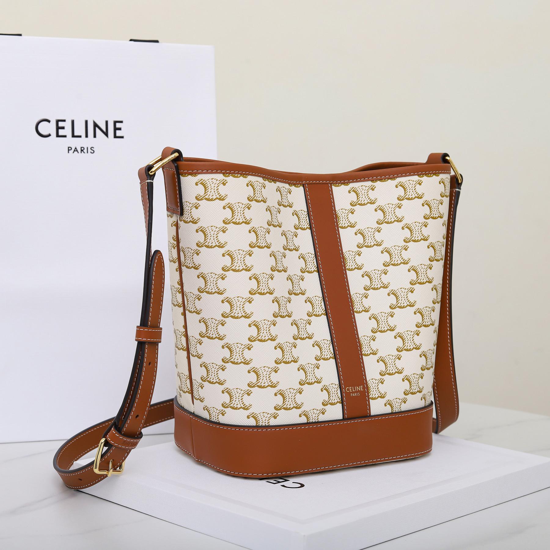 Ce1i*e SMALL BUCKET IN TRIOMPHE CANVAS AND CALFSKIN 191442 30x22x13cm