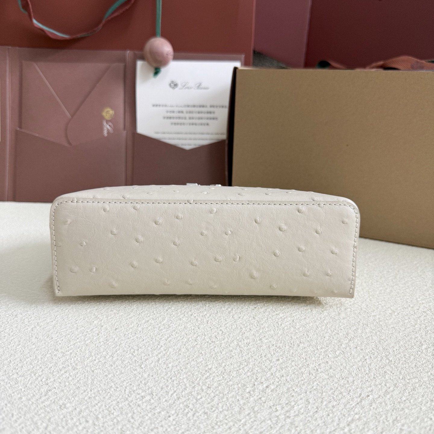 L0r0 P1ana Extra Pocket L19 Ostrich-grained Leather 11 x 19 x 6.5 cm