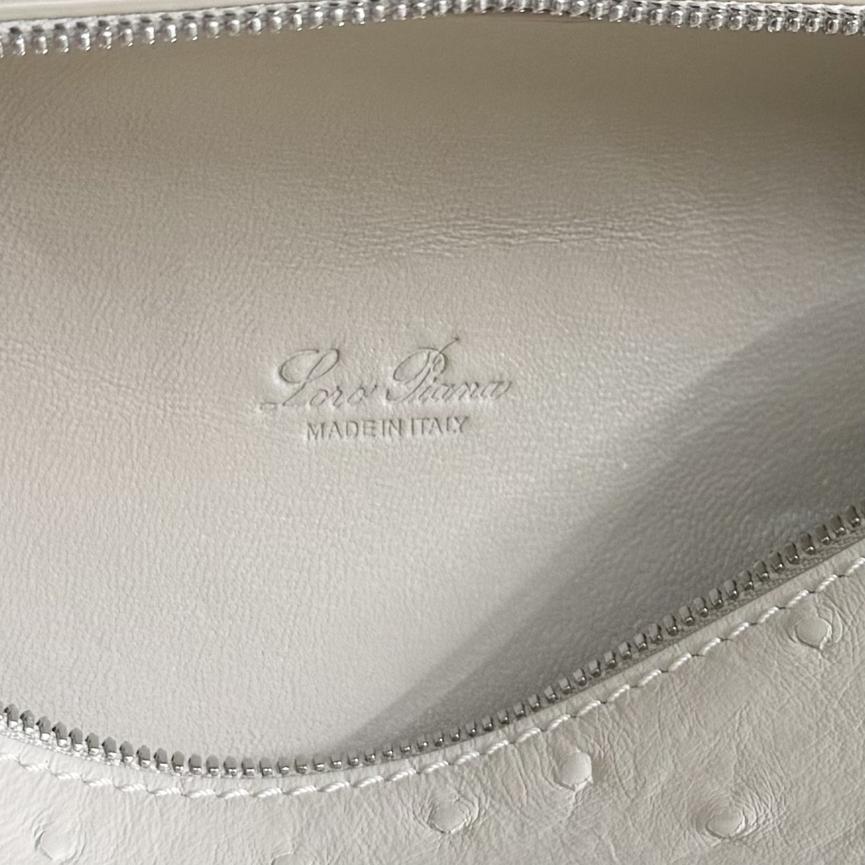 L0r0 P1ana Extra Pocket L19 Ostrich-grained Leather 11 x 19 x 6.5 cm