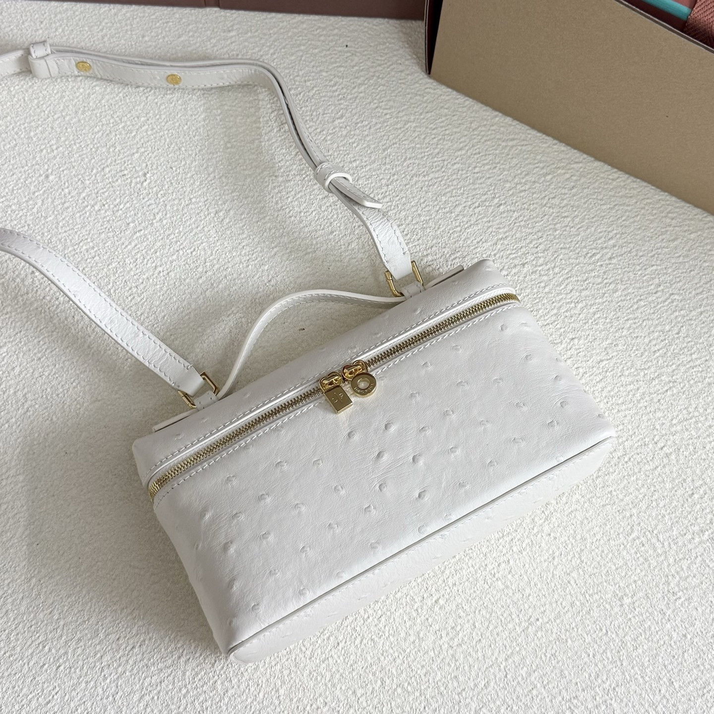 L0r0 P1ana Extra Pocket L19 Ostrich-grained Leather 11 x 19 x 6.5 cm