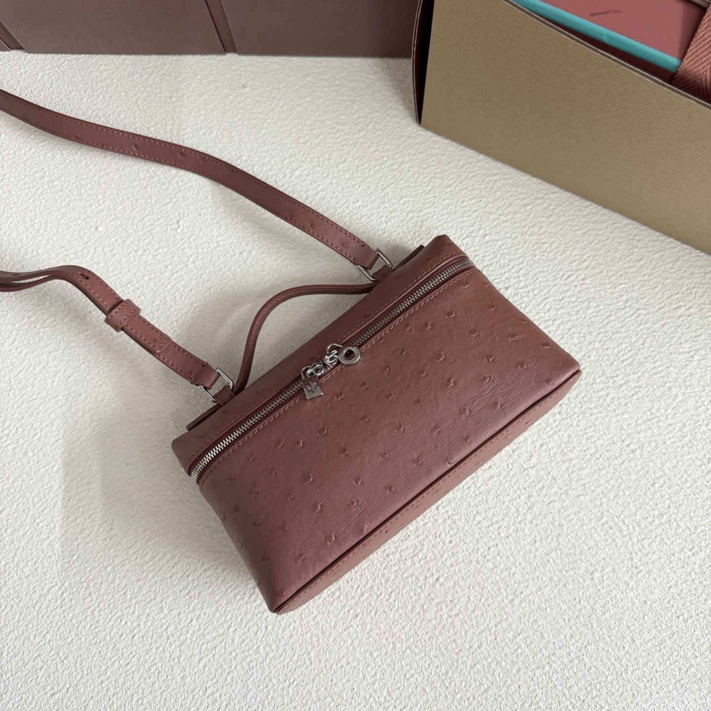 L0r0 P1ana Extra Pocket L19 Ostrich-grained Leather 11 x 19 x 6.5 cm
