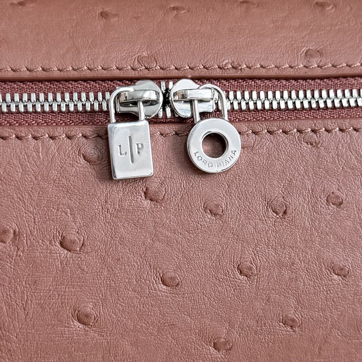 L0r0 P1ana Extra Pocket L19 Ostrich-grained Leather 11 x 19 x 6.5 cm