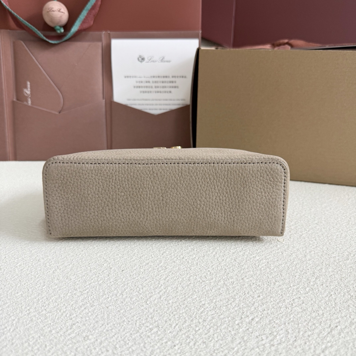 L0r0 P1ana Extra Pocket L19 Grained Calfskin 11 x 19 x 6.5 cm