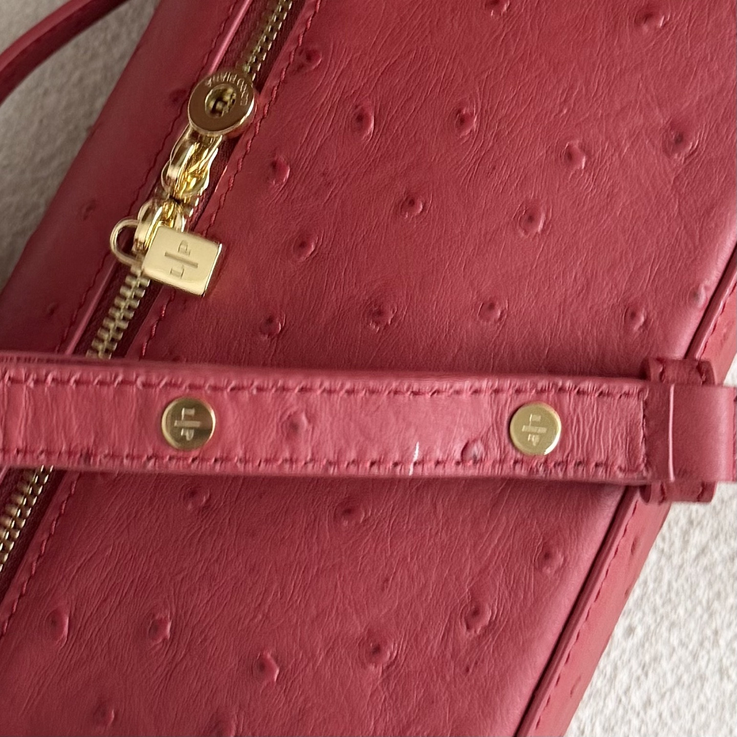 L0r0 P1ana Extra Pocket L19 Ostrich-grained Leather 11 x 19 x 6.5 cm