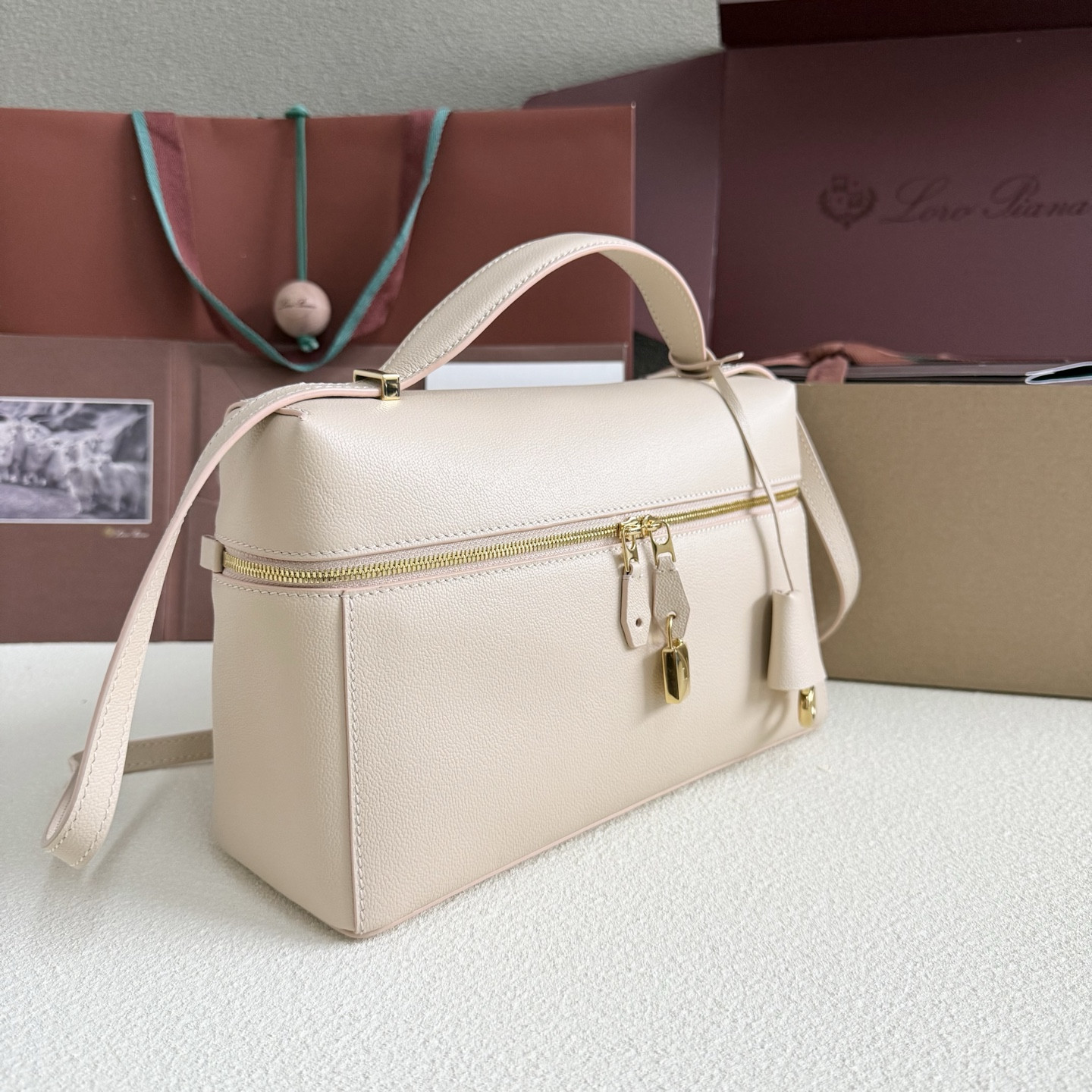 L0r0 P1ana Extra Pocket L27 Calfskin 16x27x10cm