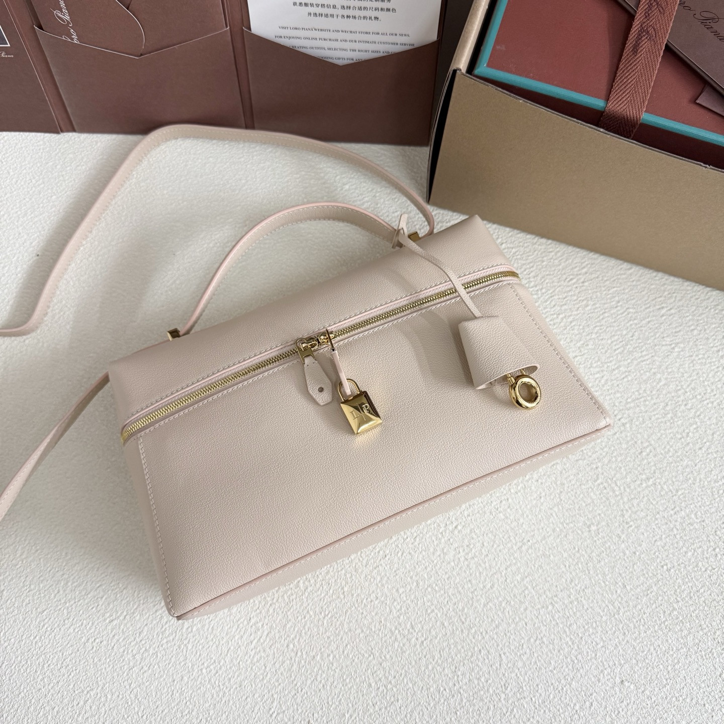 L0r0 P1ana Extra Pocket L27 Calfskin 16x27x10cm