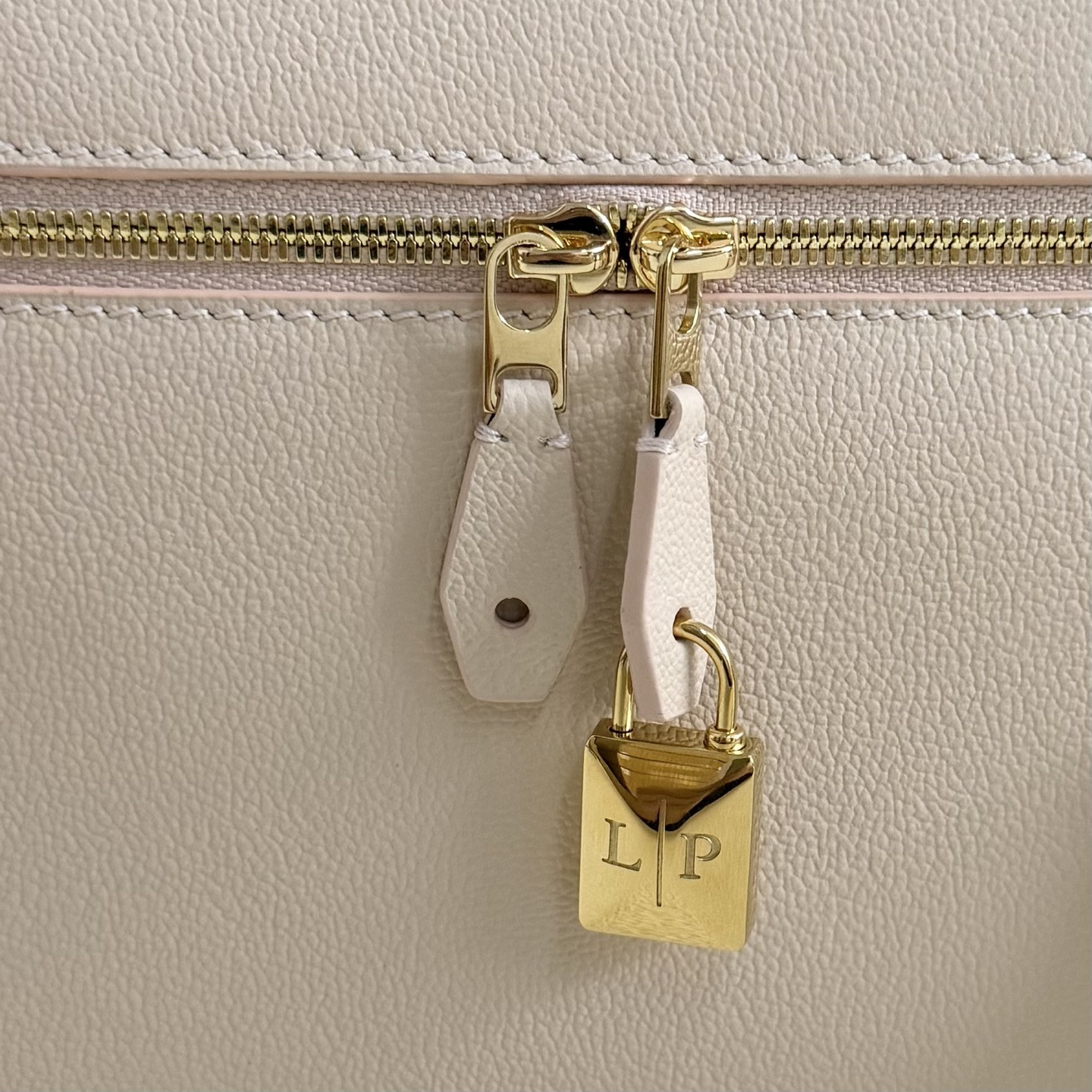 L0r0 P1ana Extra Pocket L27 Calfskin 16x27x10cm