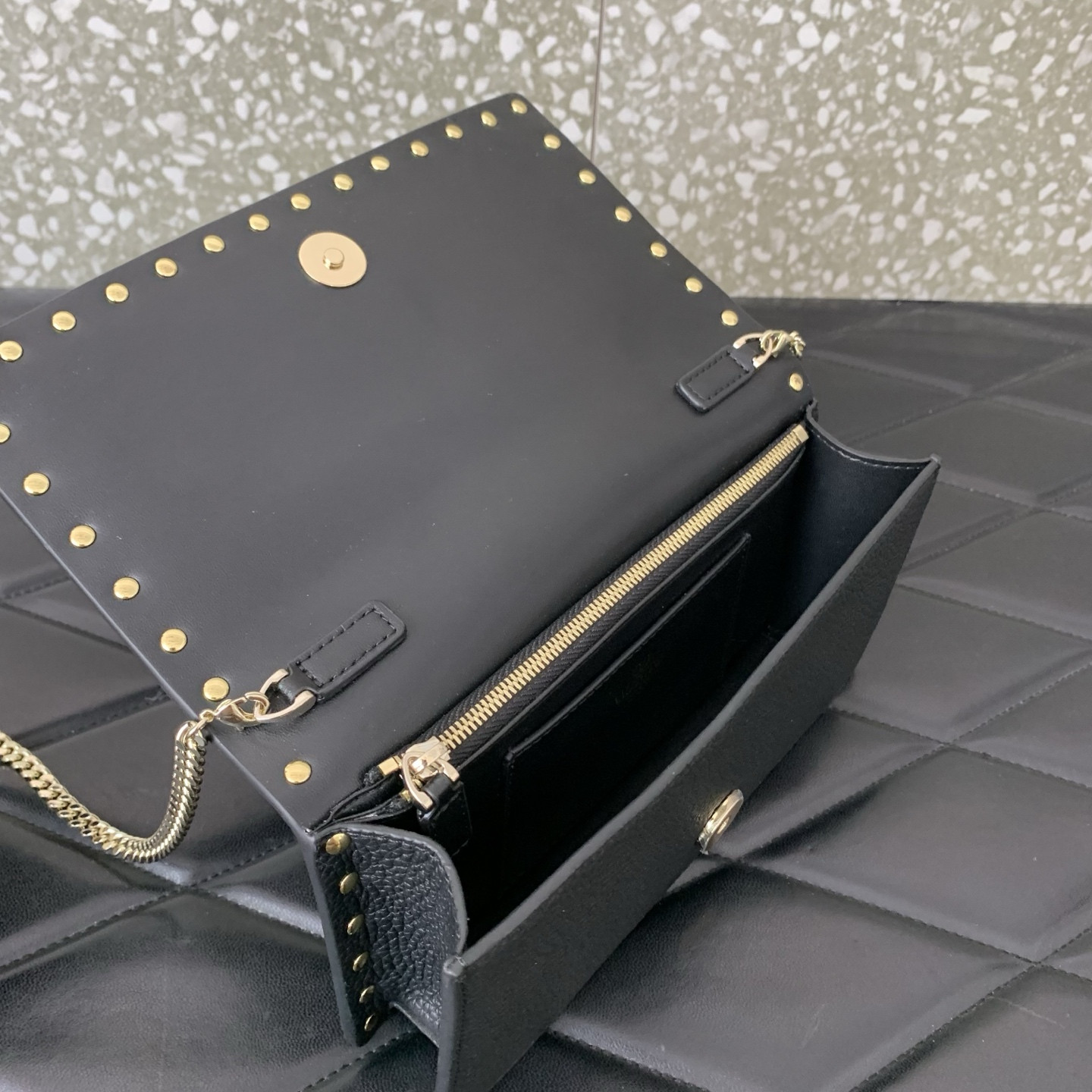 Va1e*ntin0 Garavani Rockstud Chain Wallet 21x10.5x4cm