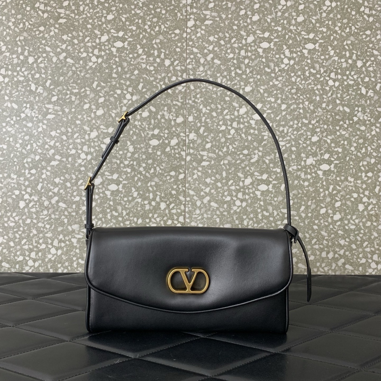 Va1e*ntin0 Garavani Devain Small Nappa Shoulder Bag 23.5x12x3cm