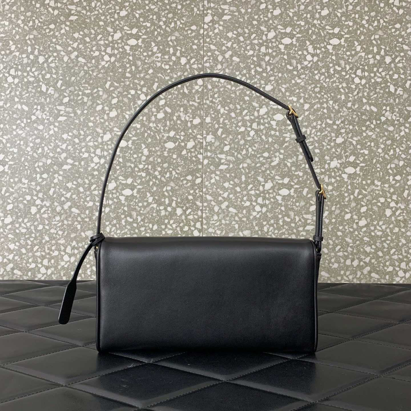 Va1e*ntin0 Garavani Devain Small Nappa Shoulder Bag 23.5x12x3cm