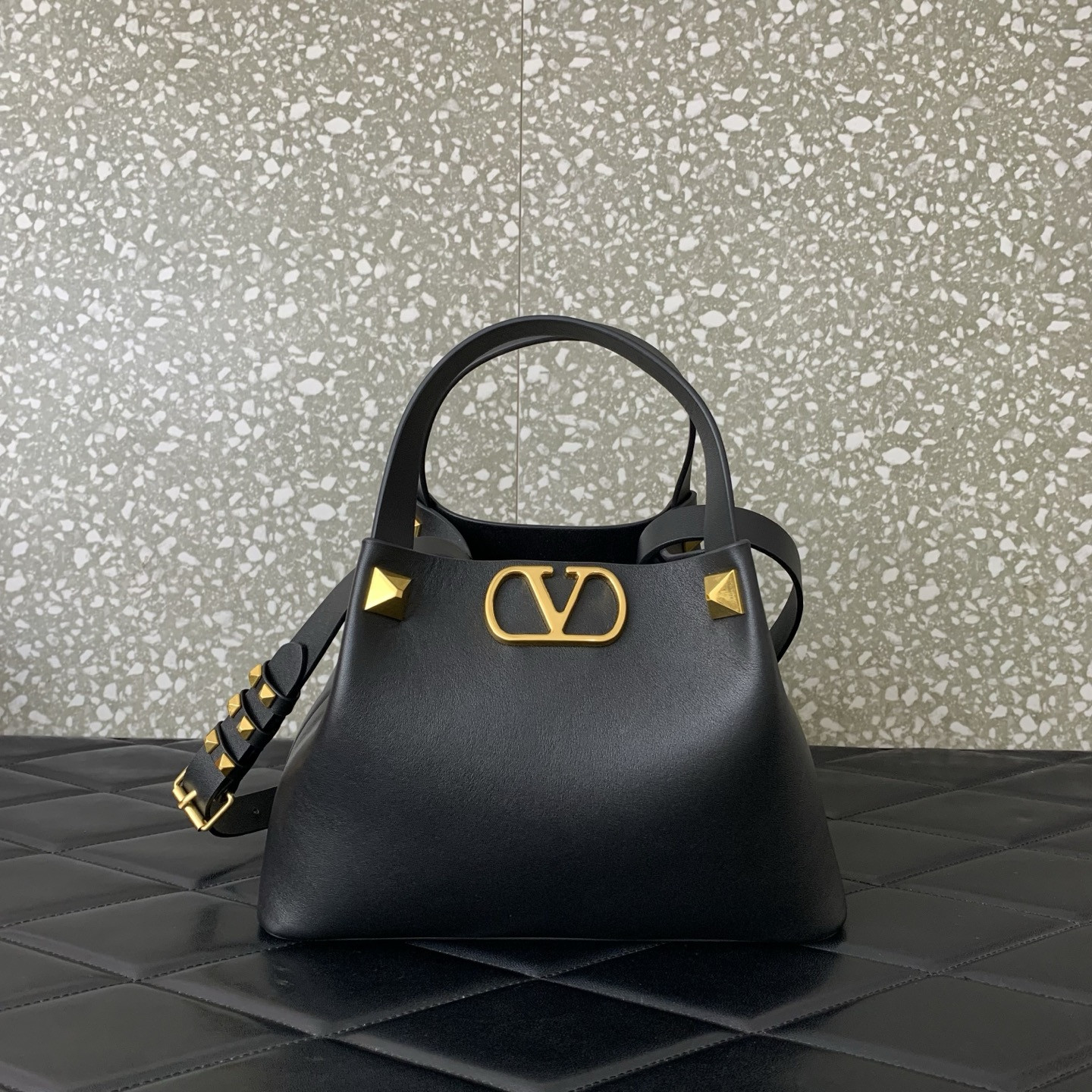 Va1e*ntin0 Garavani Small Soft Leather Shopping Bag 25x15x17.5cm