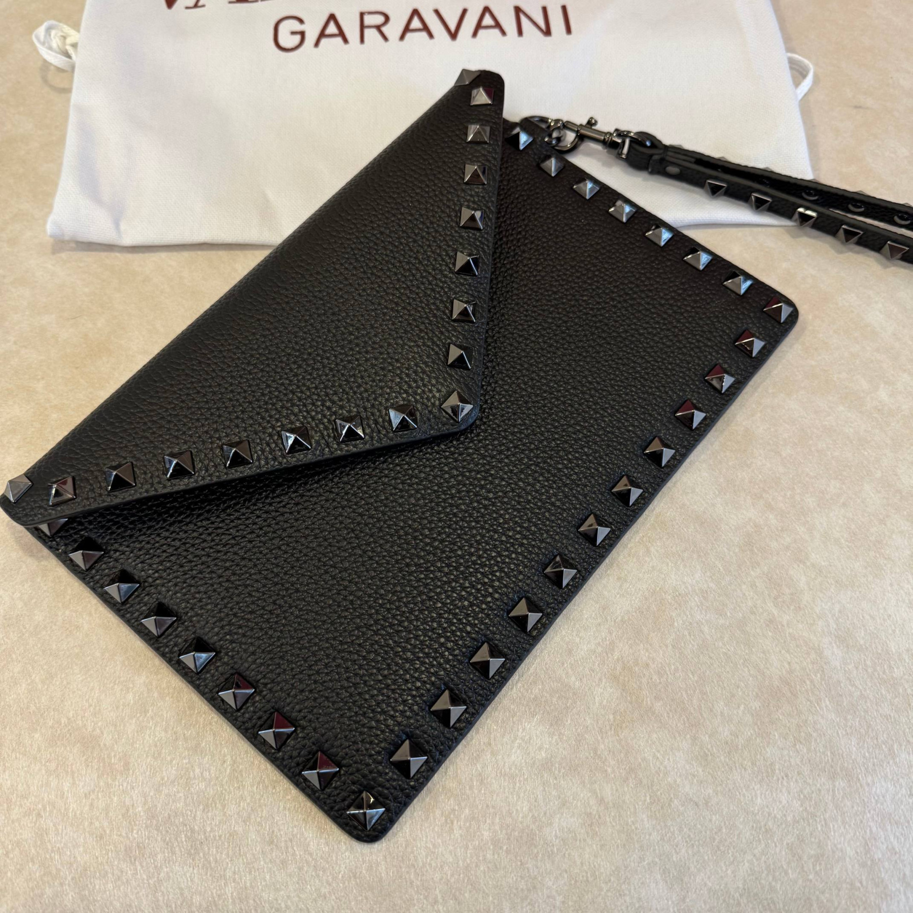 Va1e*ntin0 Garavani Rockstud Envelope Clutch Bag 22.5x15.5cm