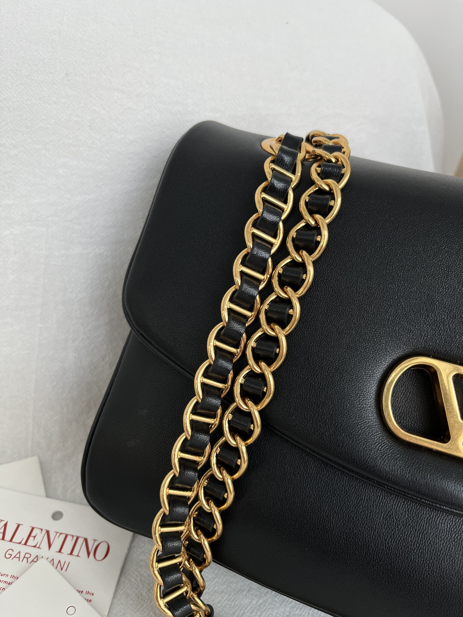 Va1e*ntin0 Garavani Djuna Medium Chain Bag 26.5x17x7cm